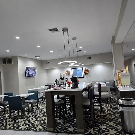 La Quinta Inn & Suits By Wyndham Pontoon Beach Il