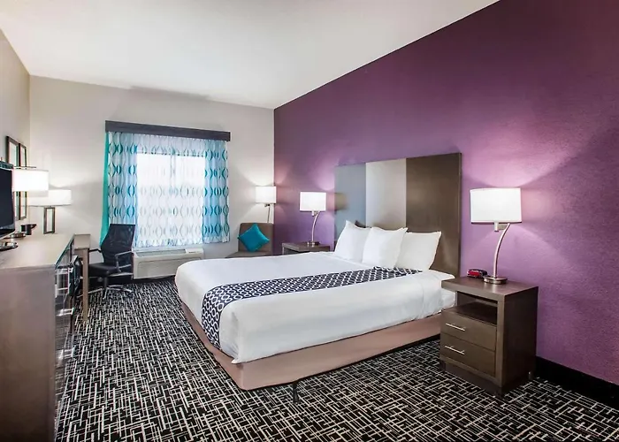 Hotel La Quinta & Suits By Wyndham Pontoon Il