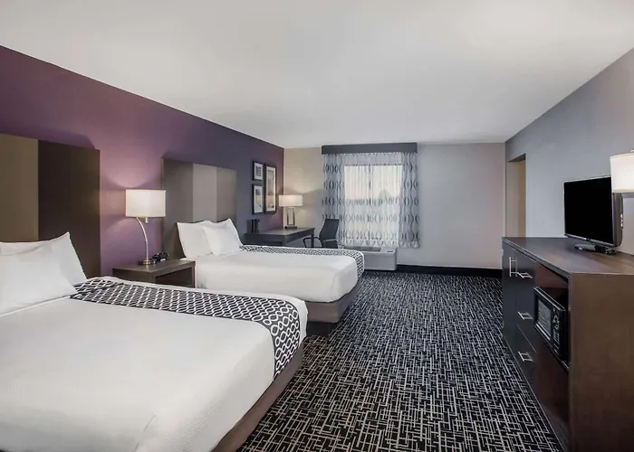 Hotel La Quinta & Suits By Wyndham Pontoon Il 3*