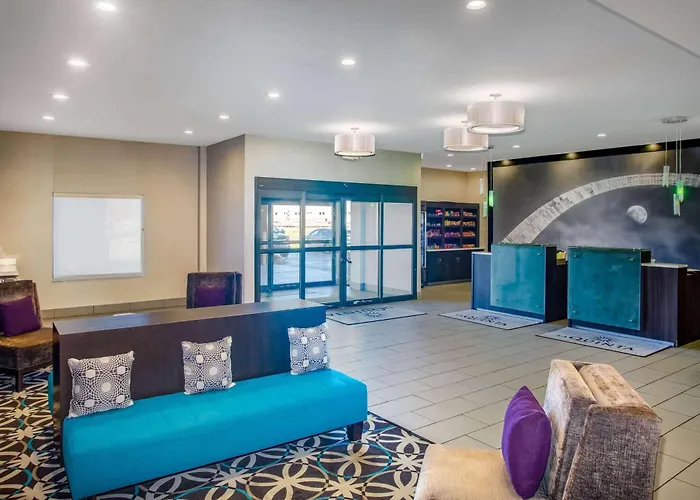 La Quinta & Suits By Wyndham Pontoon Il Hotel