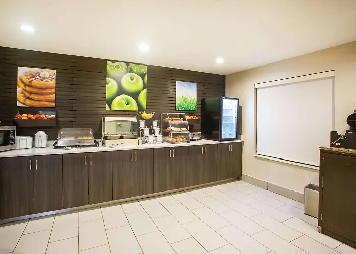 La Quinta & Suits By Wyndham Pontoon Il Hotel