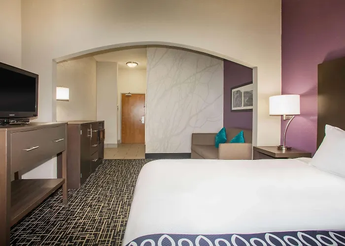 La Quinta & Suits By Wyndham Pontoon Il 3*