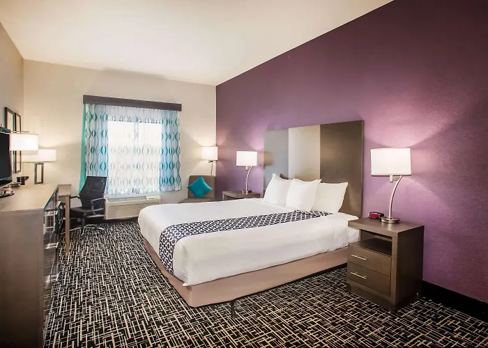 Hotel La Quinta & Suits By Wyndham Pontoon Il