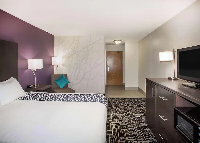 La Quinta & Suits By Wyndham Pontoon Il Hotel 3*