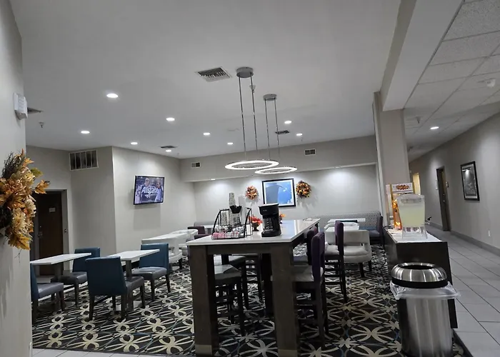 La Quinta & Suits By Wyndham Pontoon Il Hotel 3*