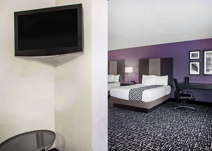 Hotel La Quinta & Suits By Wyndham Pontoon Il