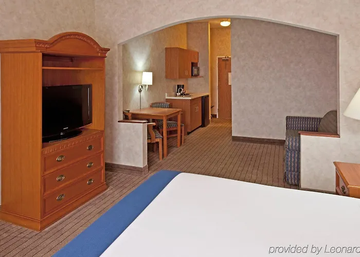 La Quinta & Suits By Wyndham Pontoon Il Hotel